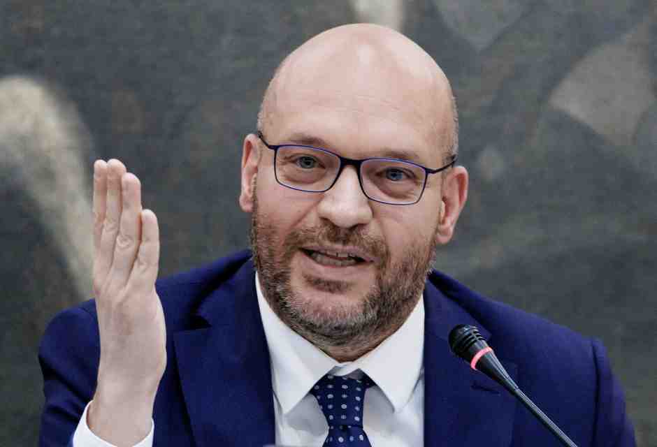 La Camera di Lorenzo Fontana. Chiude i lavori ma fa infuriare la Lega e FdI (non informati)