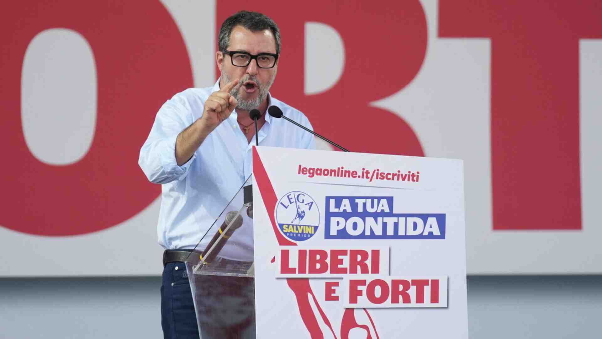 Vannacci è "lo straniero" di Pontida. La Lega fa muro. Salvini alla vodka: "Mai soldati in Ucraina"
