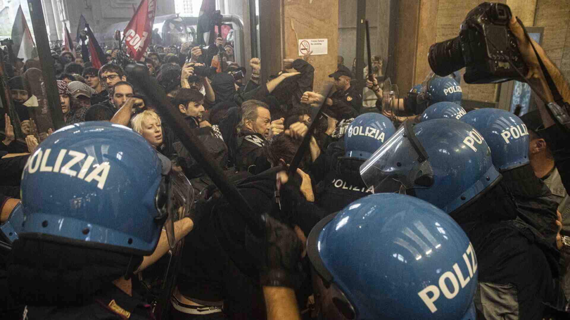 Sciopero nazionale per Gaza in tutta Italia: a Milano scontri con la polizia