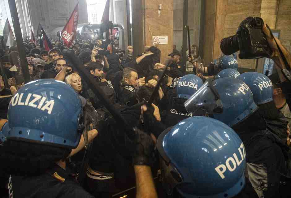 Sciopero nazionale per Gaza in tutta Italia: a Milano scontri con la polizia