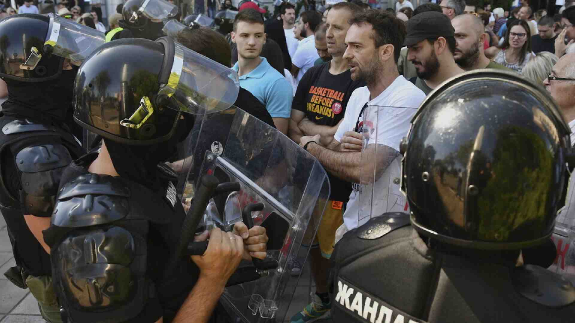 Show di forza a Belgrado