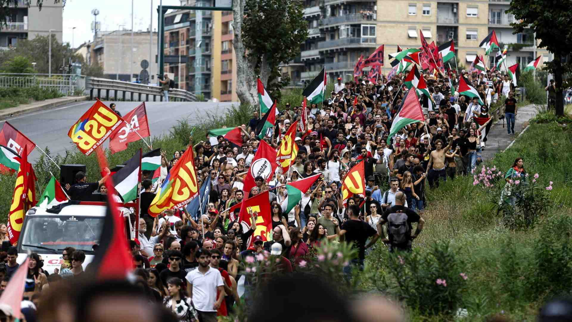 Duri scontri a Milano, traffico in tilt a Roma: pro pal in piazza in tutta Italia