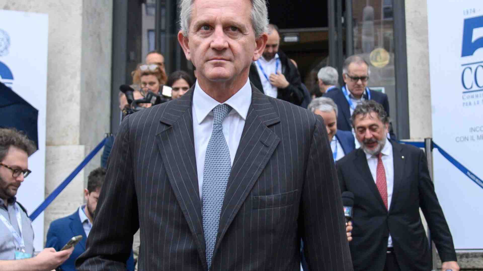 Perché la scalata di Mps su Mediobanca supera le previsioni. Due scenari