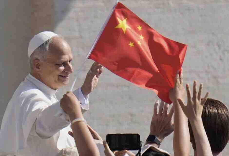 Il Papa: "Nel breve termine avanti così con Pechino". Ma la ricostruzione in cinese del Vaticano dice altro