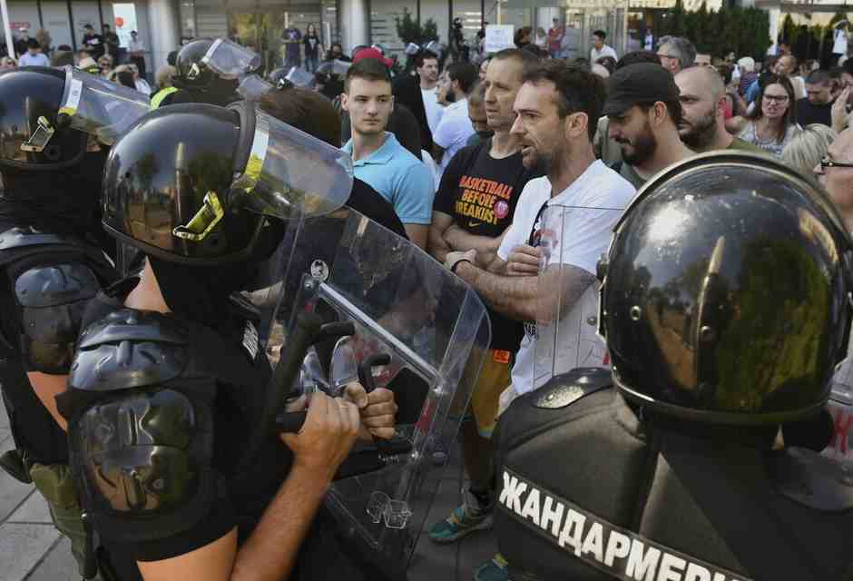 Show di forza a Belgrado