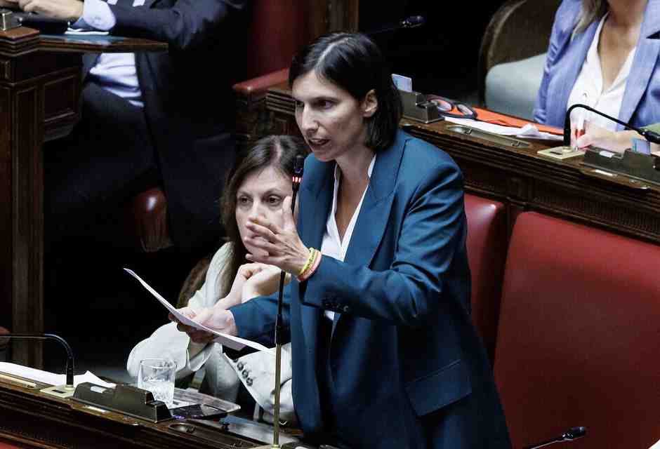 Schlein infastidita da Gualtieri ospite con Meloni in Rai, ma anche con Anci. Un pasticcino