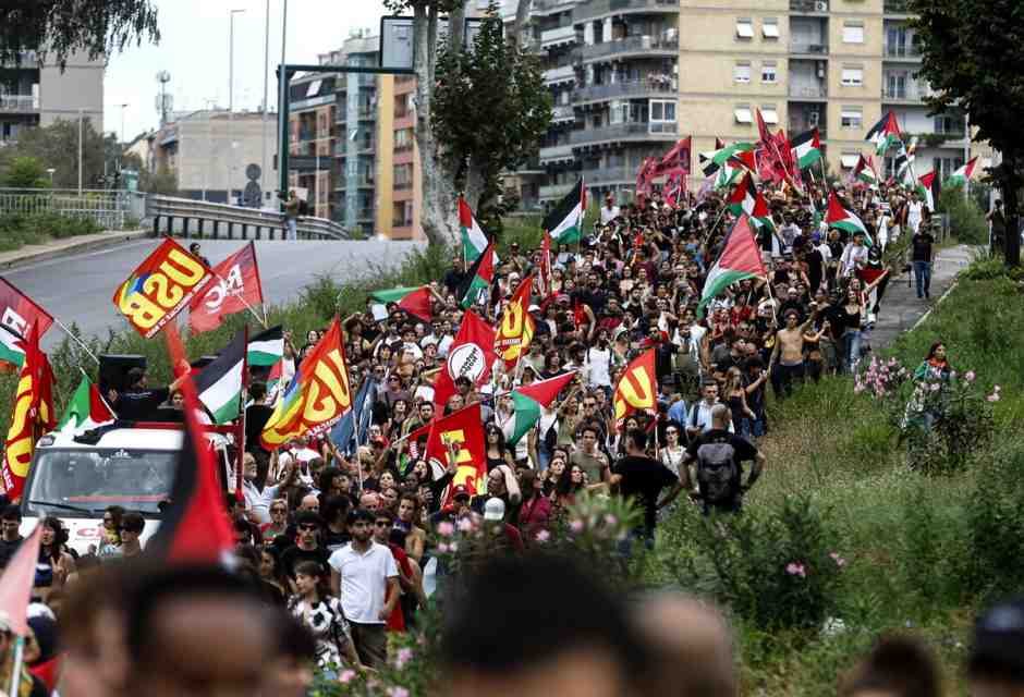 Duri scontri a Milano, traffico in tilt a Roma: pro pal in piazza in tutta Italia