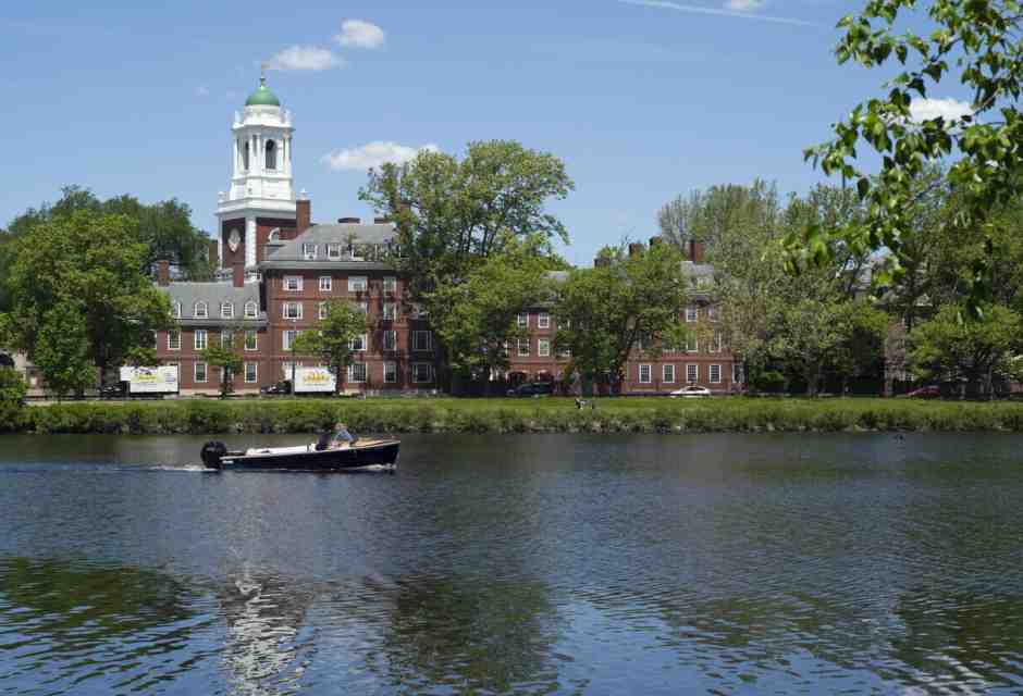 I prof. larghi di manica salvano la carriera ma hanno già perso l’anima