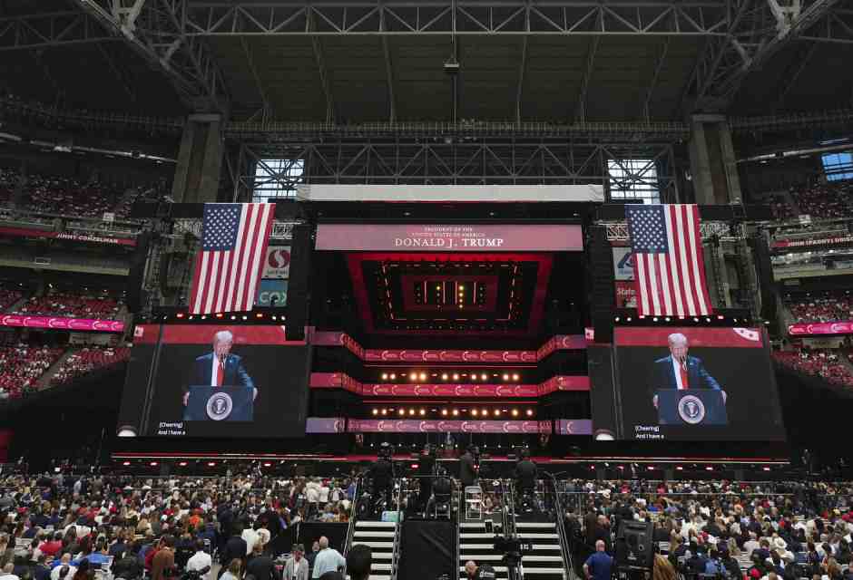 Il problema della commistione tra slogan politici e religiosi sta tutto nella croce trascinata come un trolley