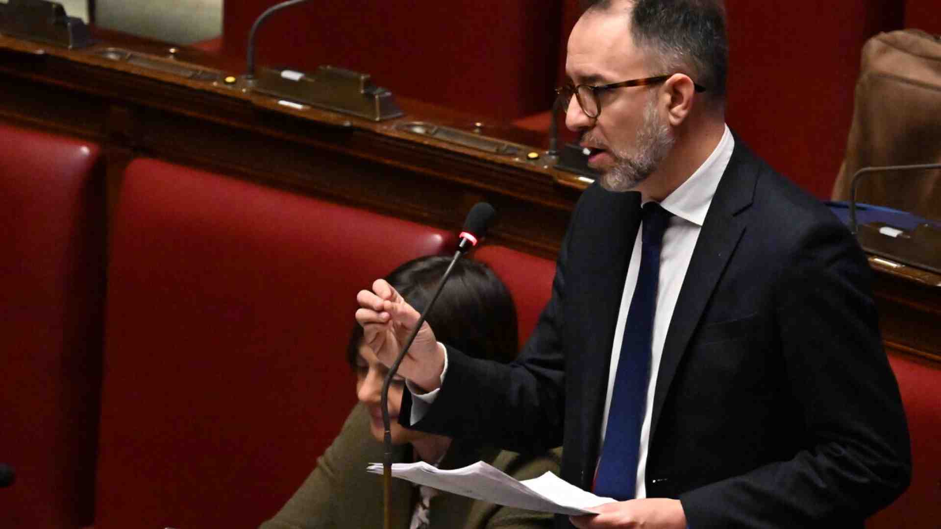 Cosa non torna nella relazione di Gianassi (Pd) sul caso Almasri