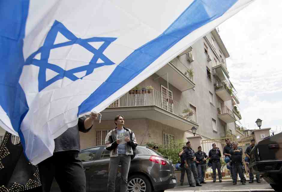 “L’antisemitismo d’atmosfera” dilaga in Francia impunito, ci dice Raphaël Enthoven