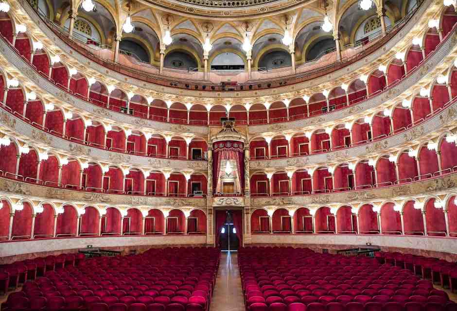 L’infanzia terribile, la musica che sprofonda tra le ombre. Un “Giro di vite” esemplare a Roma