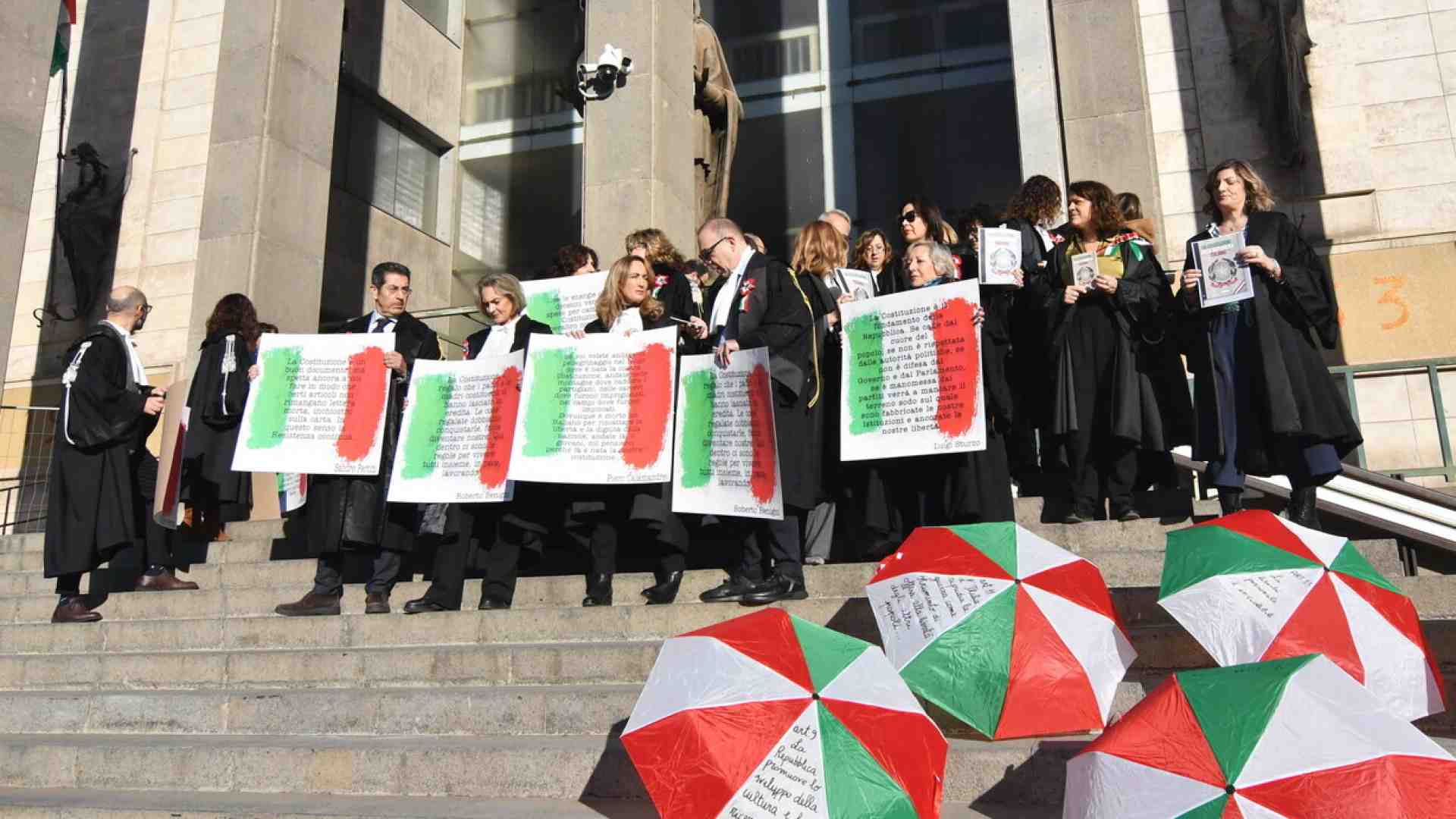 Le rose sono rosse, le viole sono blu, io sono pm, e sono giudice anch’io