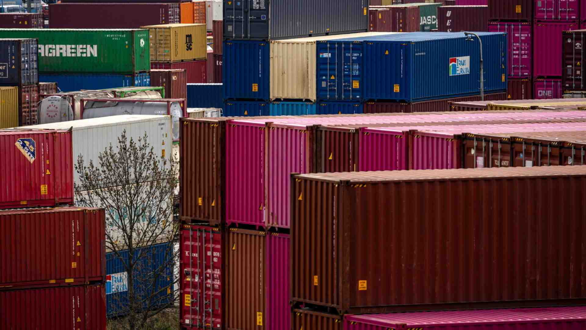 Trump ha annunciato nuovi dazi su farmaci, mobili e camion