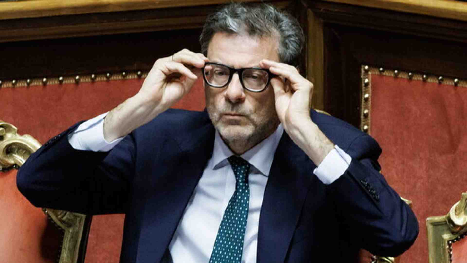Golden power per tutti, la strategia difensiva di Giorgetti sulle banche