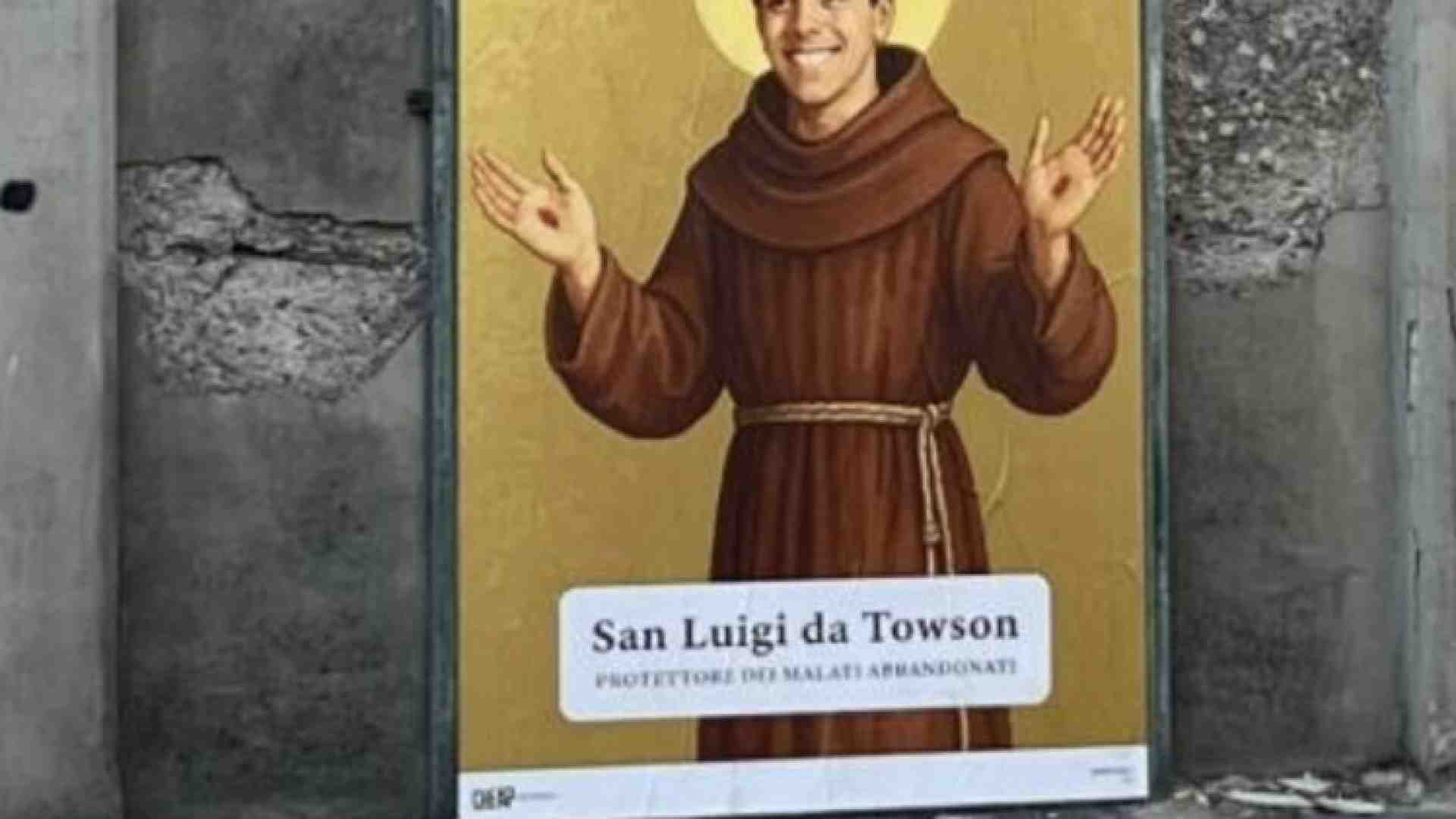 Il poster che santifica Luigi Mangione nella città dove venne ucciso Marco Biagi