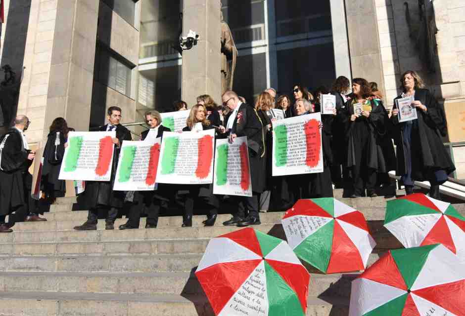 Le rose sono rosse, le viole sono blu, io sono pm, e sono giudice anch’io