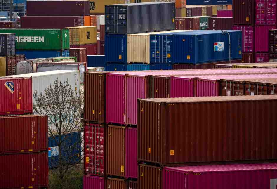 Trump ha annunciato nuovi dazi su farmaci, mobili e camion