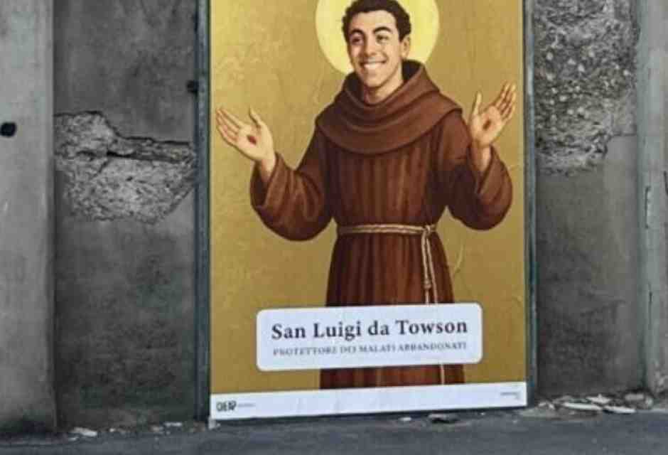 Il poster che santifica Luigi Mangione nella città dove venne ucciso Marco Biagi