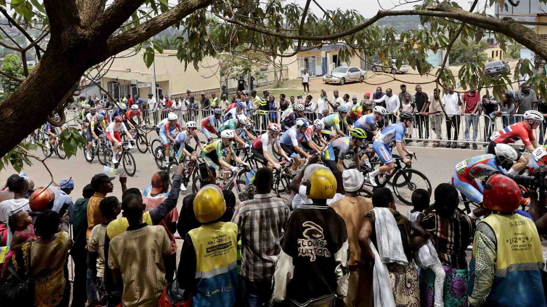 E festa sia ai Mondiali di ciclismo in Ruanda, non solo per la sfida tra Pogacar e Evenepoel