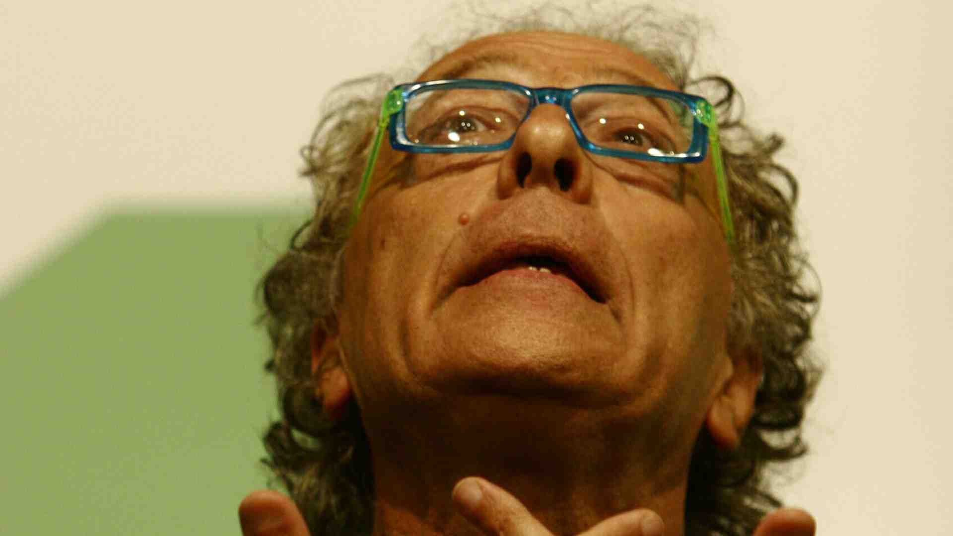 Senza più i soldi della tivù Mughini vende i libri amati. Un racconto di amicizia e denaro