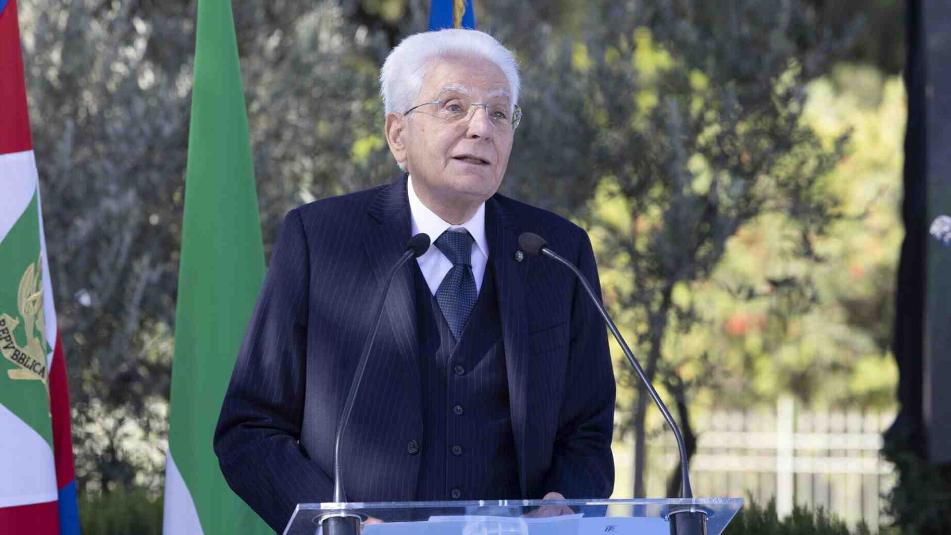 Contro gli esibizionismi finto umanitari, evviva Mattarella