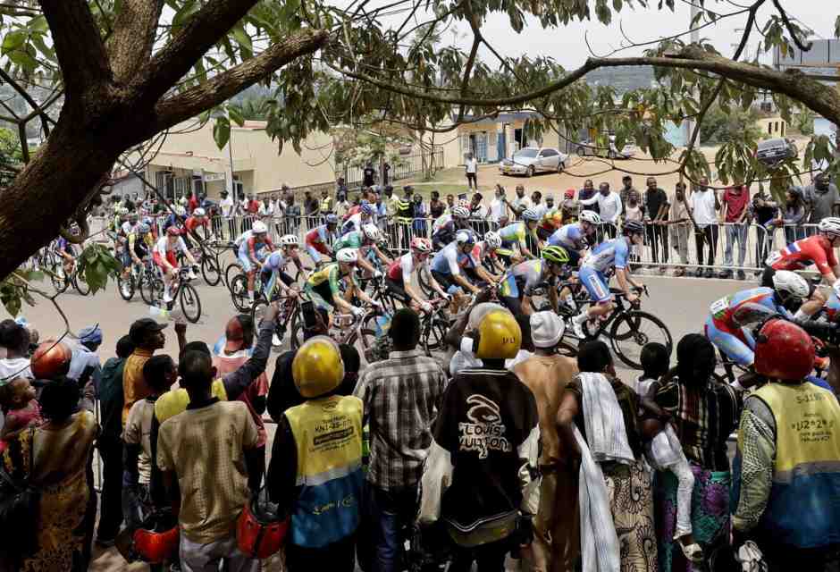 E festa sia ai Mondiali di ciclismo in Ruanda, non solo per la sfida tra Pogacar e Evenepoel