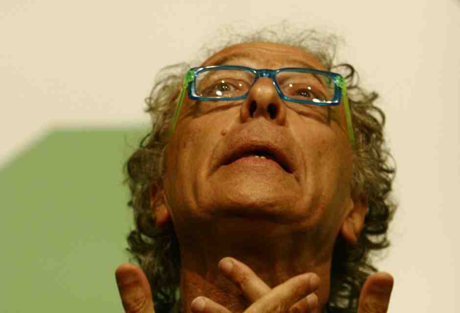 Senza più i soldi della tivù Mughini vende i libri amati. Un racconto di amicizia e denaro