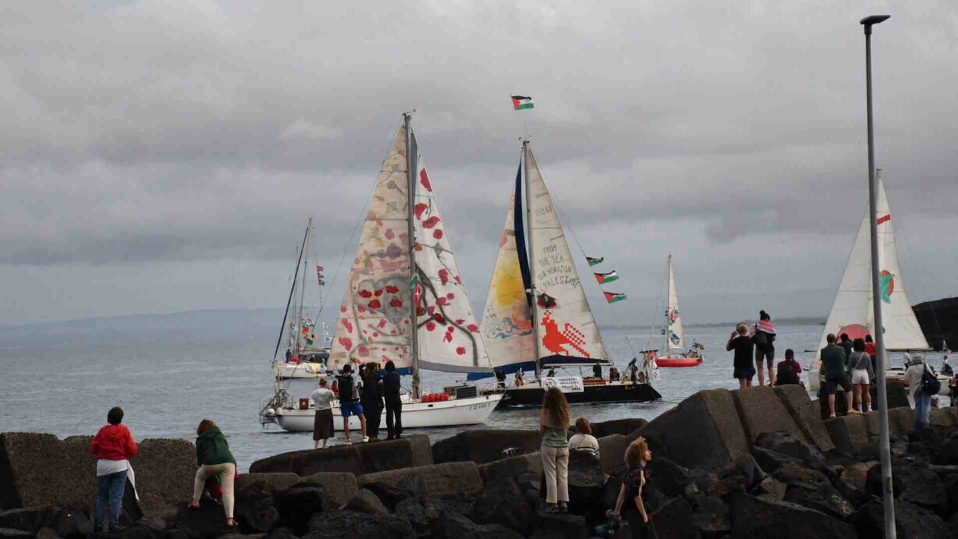 La Flotilla verso Gaza. Il Pd: "Ci fermeremo all'alt di Israele". M5s: "Forziamo blocco navale"