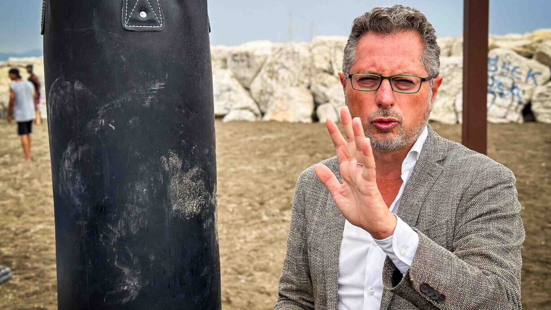 Pd e sinistra contro un deputato di Avs: "Partecipa a convegni pericolosi sulla violenza di genere"