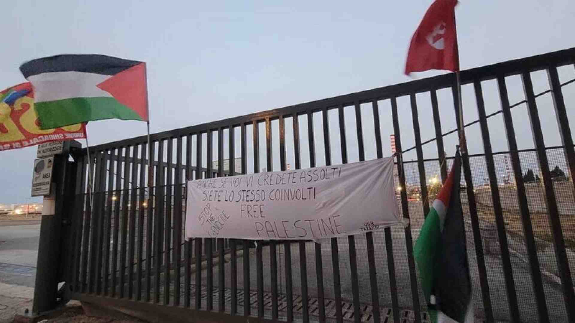 A Taranto riparte la petroliera con il greggio per Israele ostaggio dell'Usb