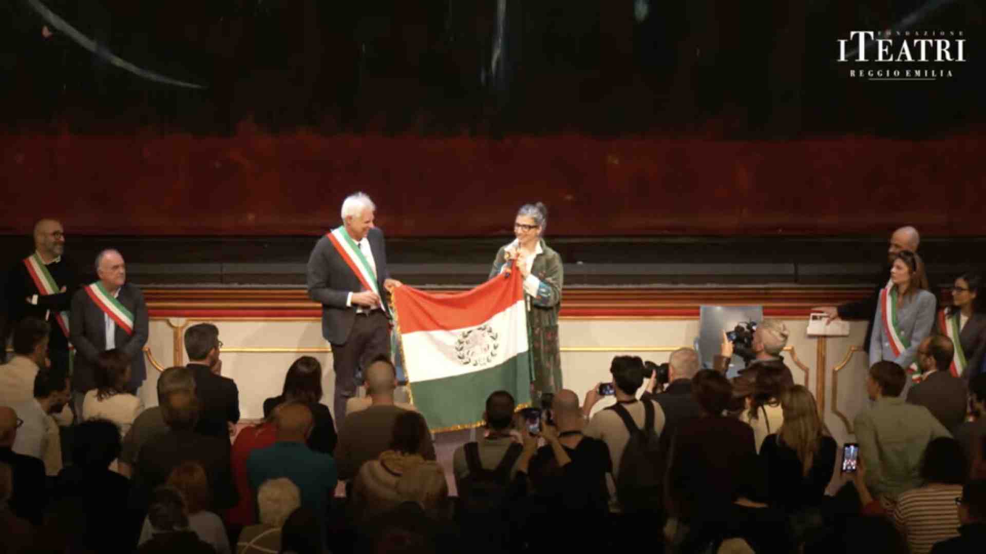 A Reggio Emilia il sindaco dice “ostaggi” e si scatenano i deliri filo terroristi di Francesca Albanese