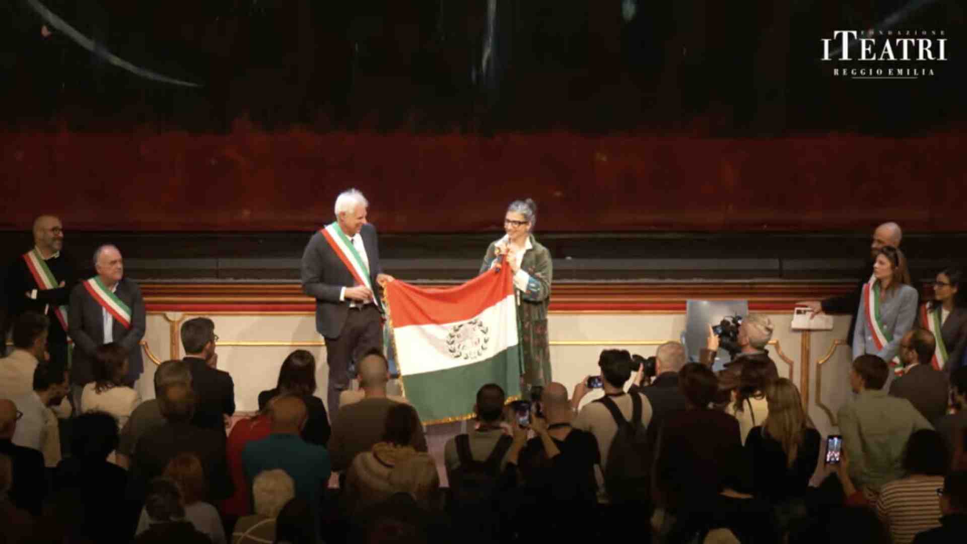 Bignami (FdI) difende il sindaco sostenuto dal Pd attaccato da Albanese. E il Pd?