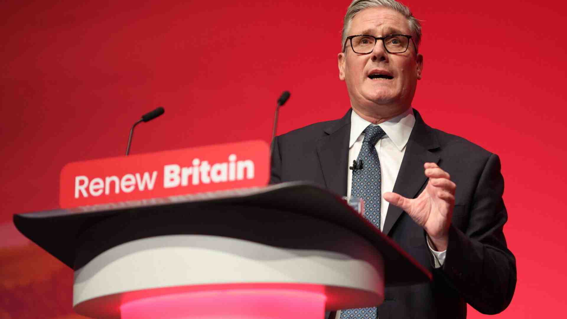 S’è sopita la fronda contro Starmer, che si getta nella lotta contro l’estremo Farage