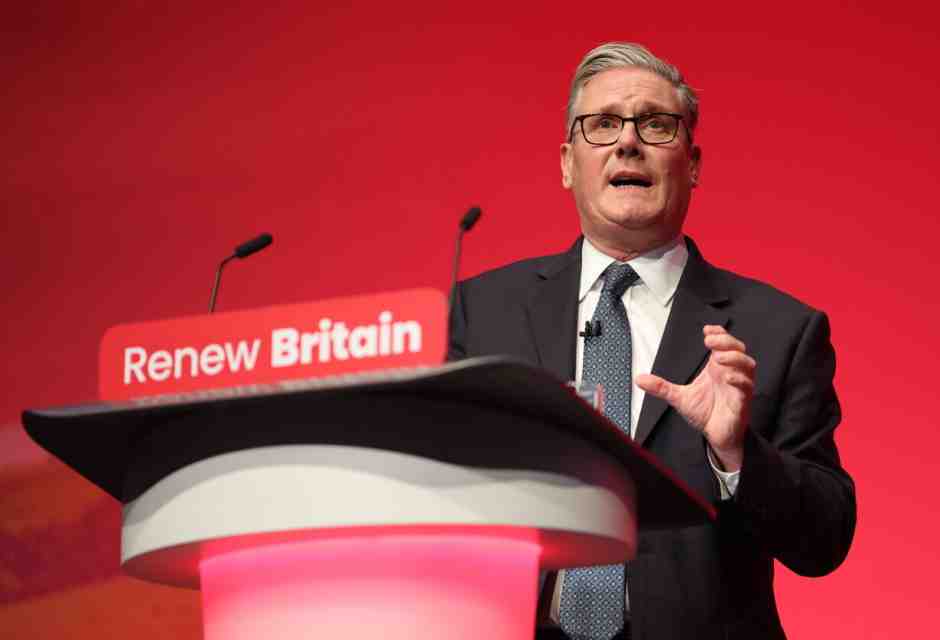 S’è sopita la fronda contro Starmer, che si getta nella lotta contro l’estremo Farage