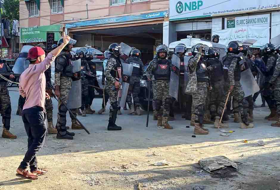 Spari sui manifestanti e caos. Ma il Pakistan ottiene lo stesso applausi dall'Onu e da Trump