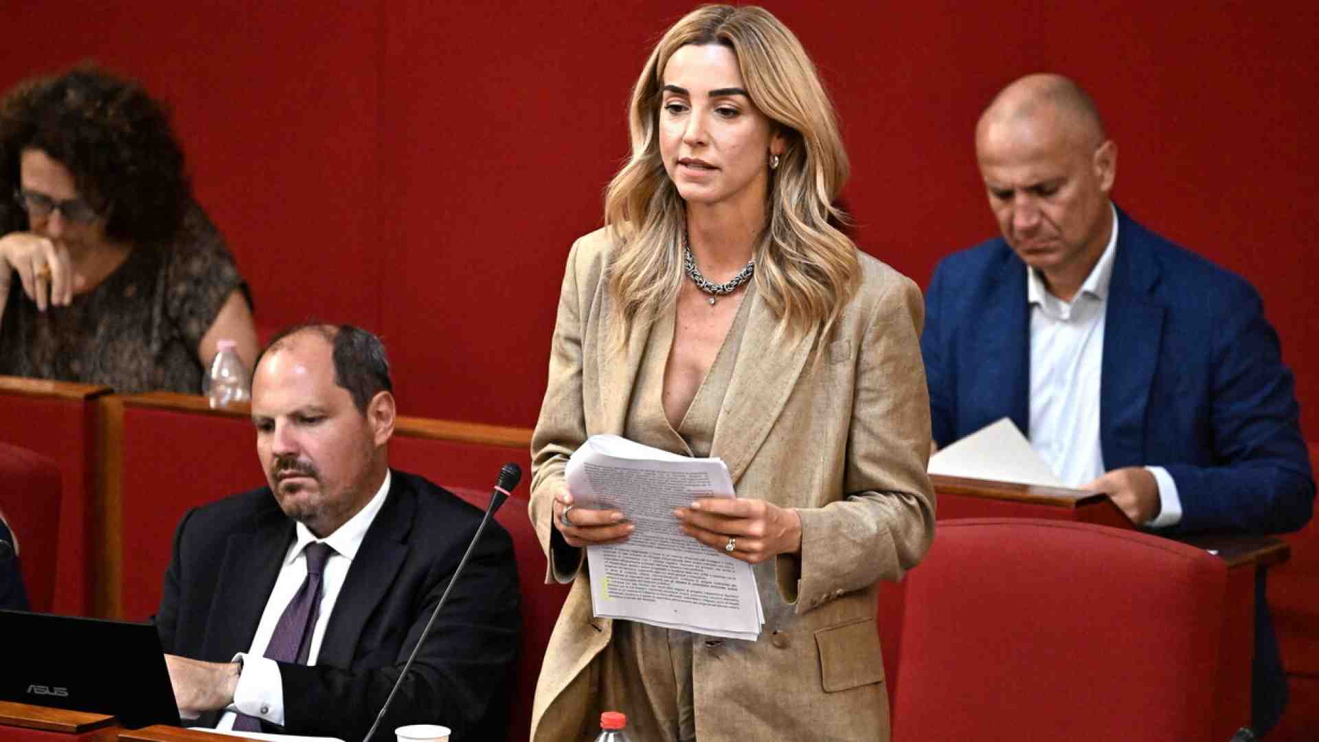 Silvia Salis cambia strategia: niente tv, niente interviste. Arrivare vivi alla leadership