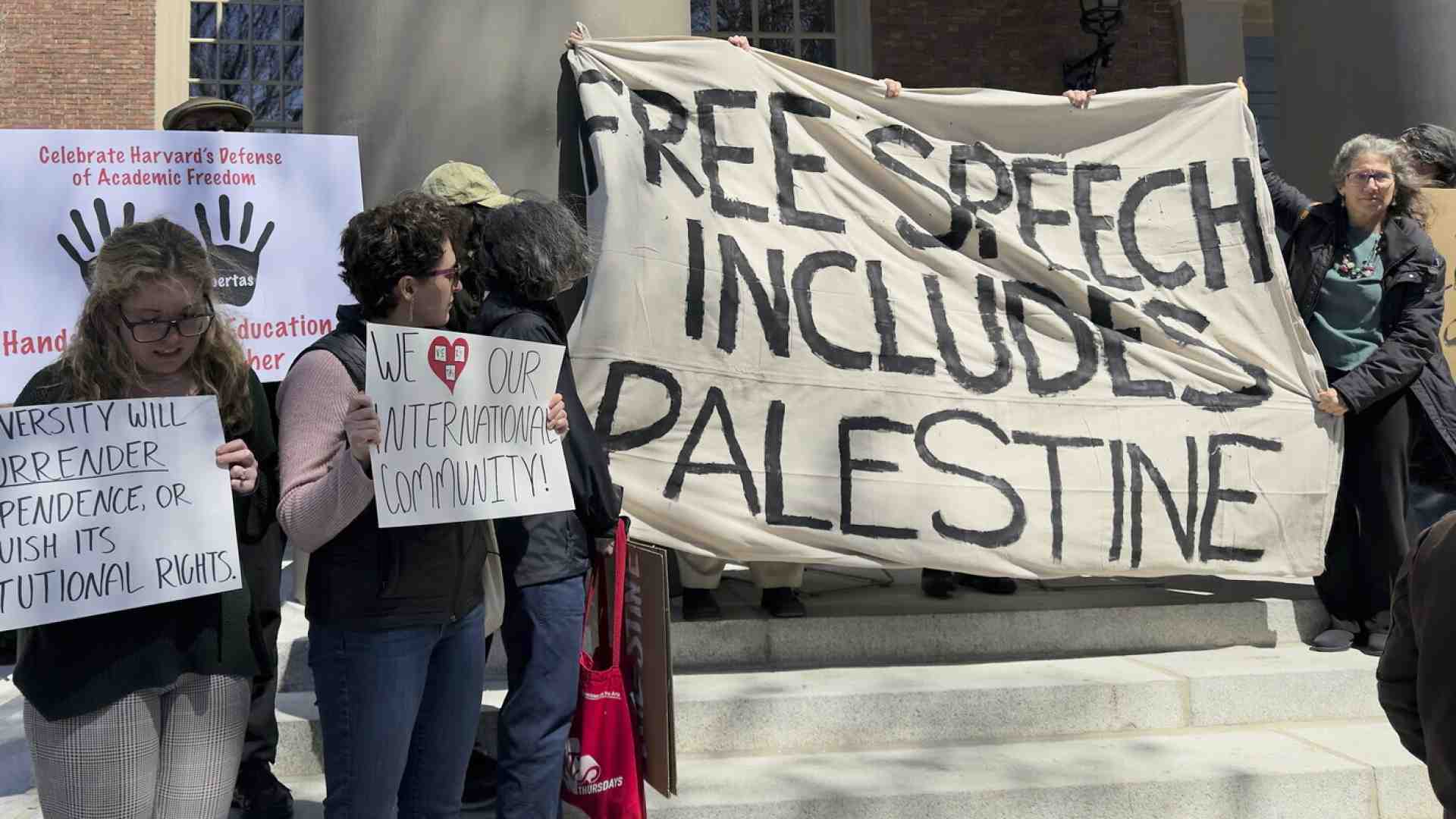 Trump minaccia Harvard di sospendere l'accesso ai fondi federali