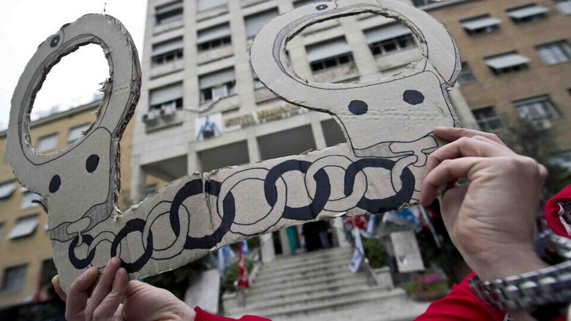 Da “Bravi ragazzi” a “El loco”: i titoli delle indagini che violano la presunzione di innocenza (e la legge)