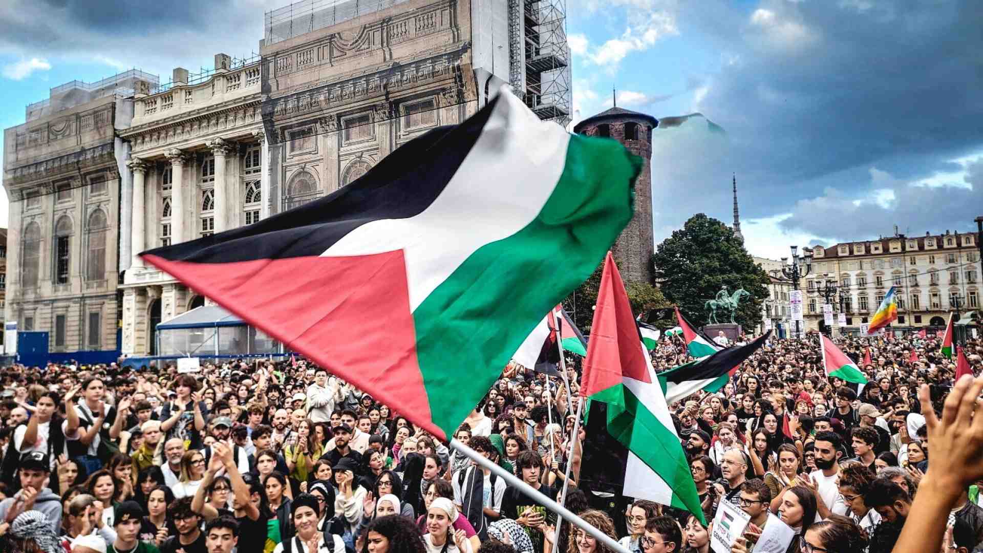 Piazze pro pal: Piantedosi “pre-occupato”, ma sereno. Il Garante boccia lo sciopero, Landini va avanti