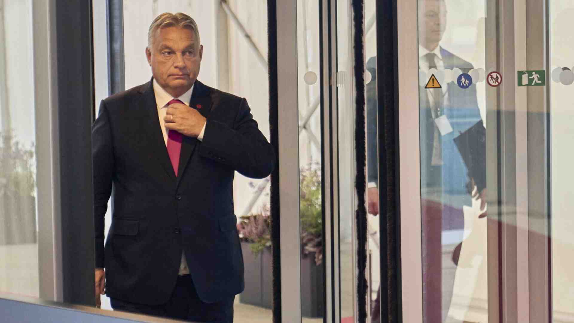 Orbán ha due piedi e troppe staffe