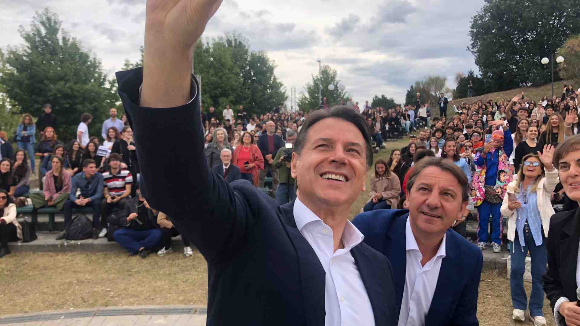 Schlein snobba la Calabria per sciopero e flotilla. Con Tridico per la chiusura c’è solo Conte