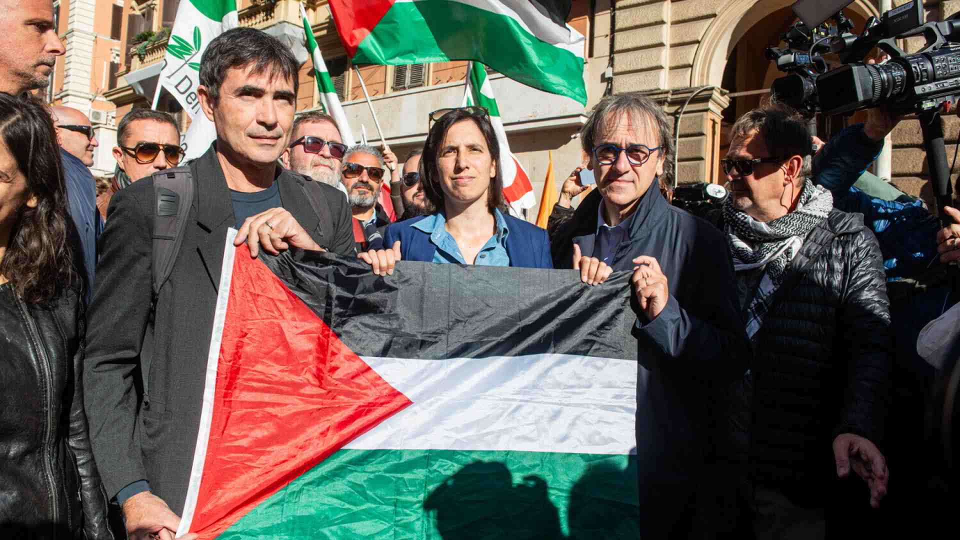 I “dilemmi” di Schlein. Corrado, Scotto e gli altri della flotilla alle 13.30 a Fiumicino. “Andare a prenderli o no?”