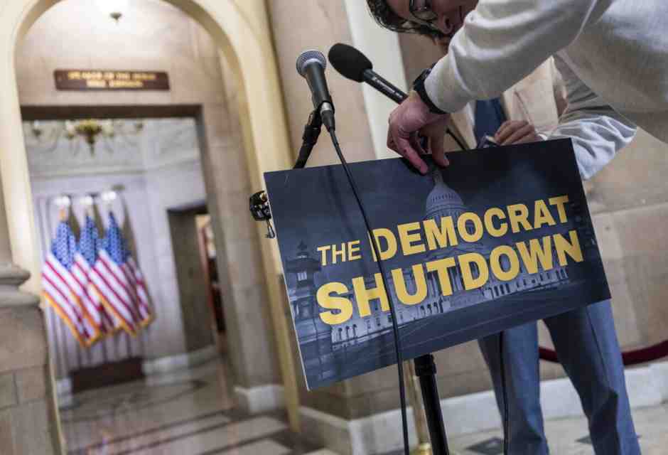 Mentre i partiti si incolpano reciprocamente dello shutdown, Trump inizia a tagliare fondi