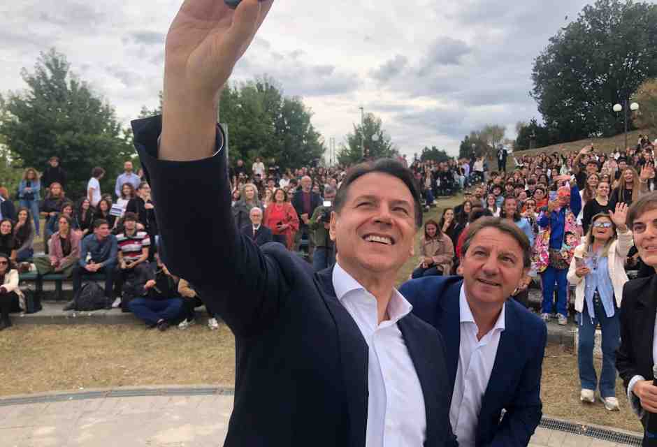 Schlein snobba la Calabria per sciopero e flotilla. Con Tridico per la chiusura c’è solo Conte