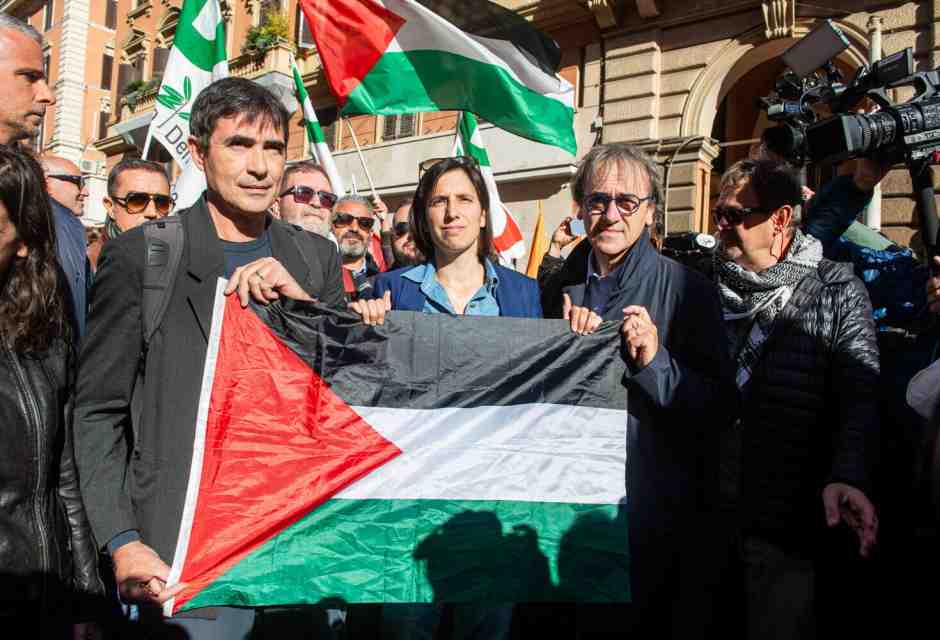 I “dilemmi” di Schlein. Corrado, Scotto e gli altri della flotilla alle 13.30 a Fiumicino. “Andare a prenderli o no?”