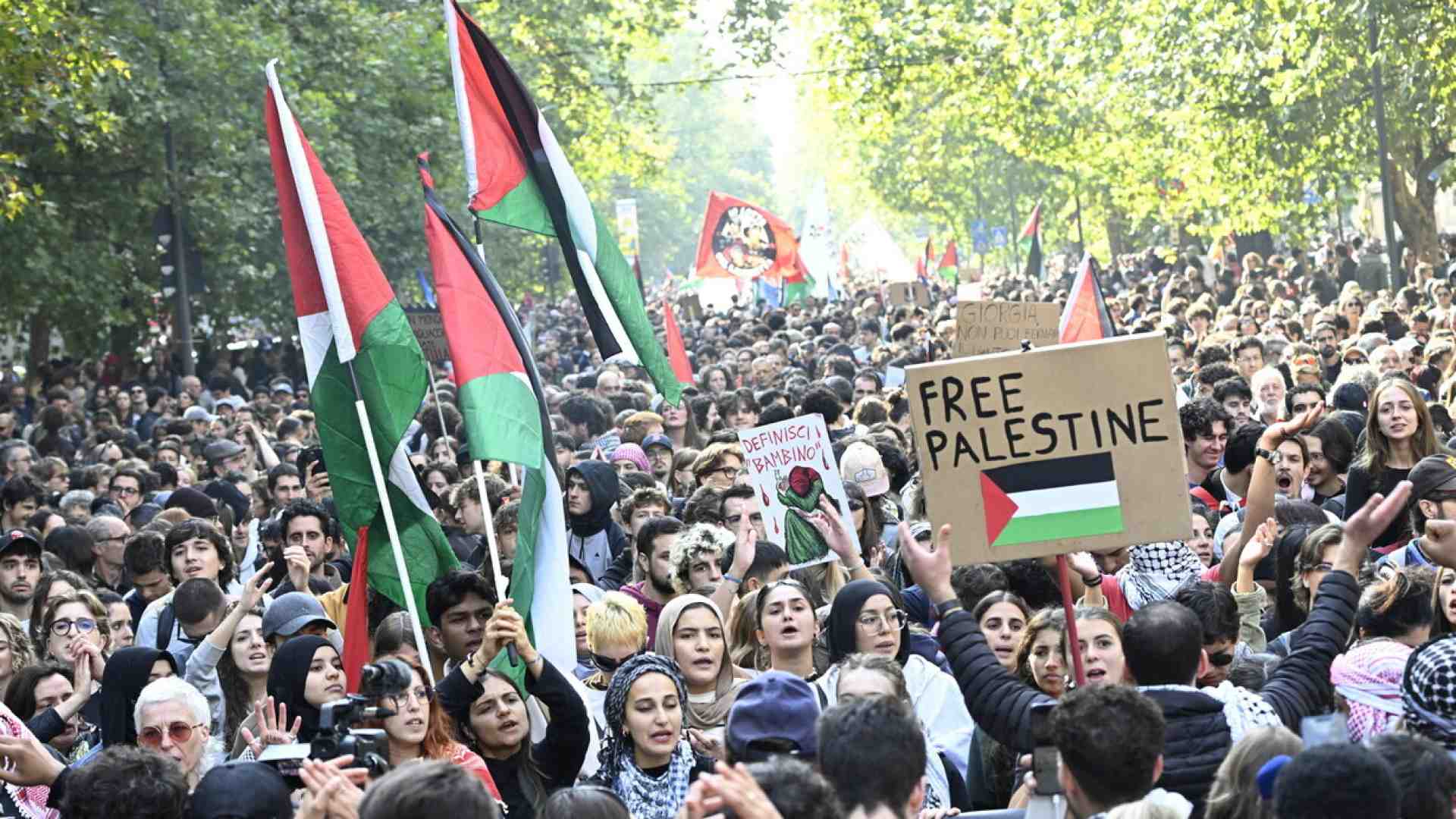 Riuscire a restare se stessi, dunque soli, pur entrando dentro a un corteo