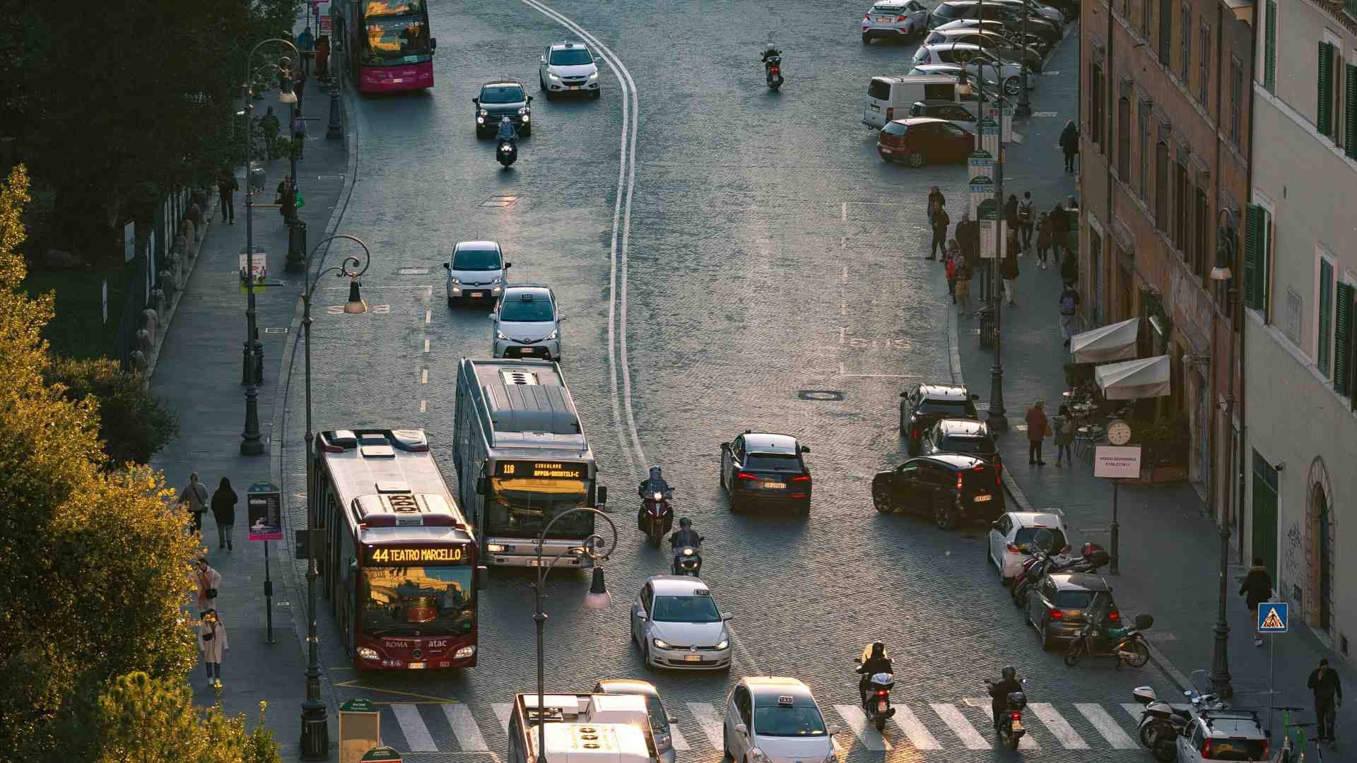 Pagella alla città. Trasporti promossi (con un paradosso), monnezza bocciata. I dati dell’Acos