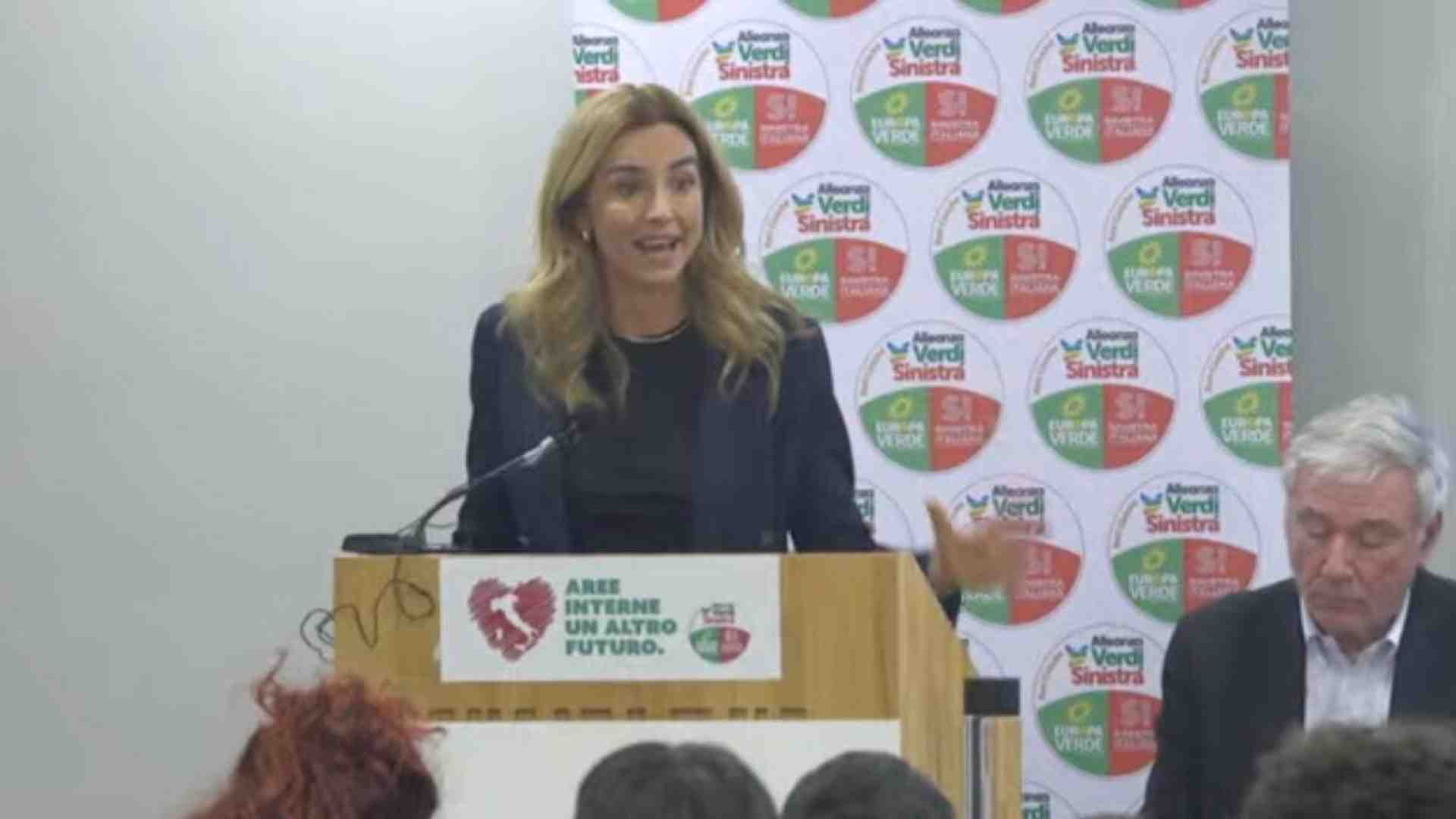 Silvia Salis direzione Fratoianni e Bonelli. Prima della Leopolda si ferma da Avs. E si prende gli applausi