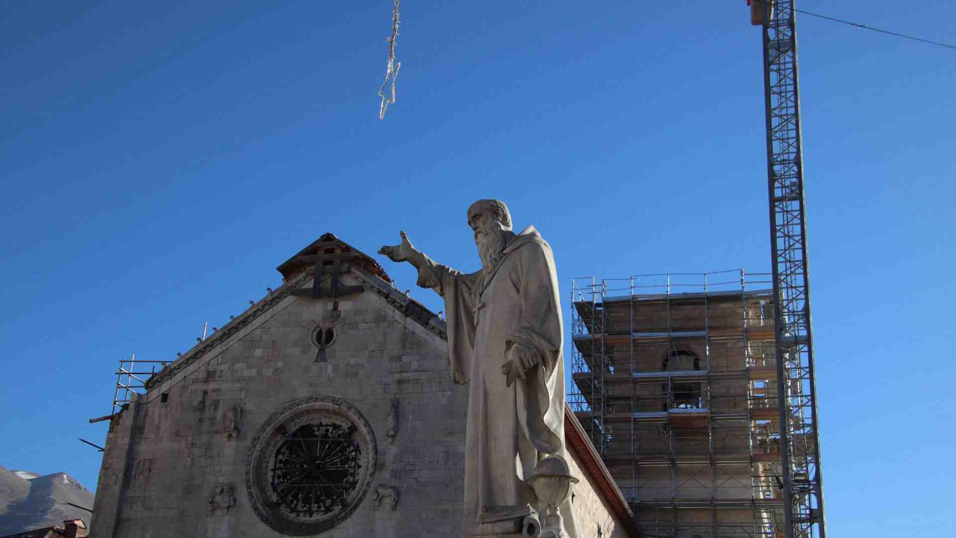 La storia dell’ex sindaco di Norcia, colpevole del “reato di agire” dopo il sisma del 2016